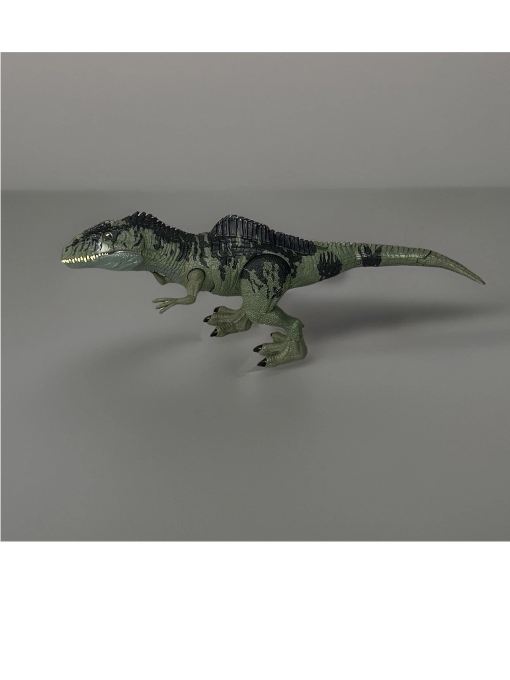 Jurassic World Dominion Super Colossal Giganotosaurus 22" Giant Dinosaur Figure